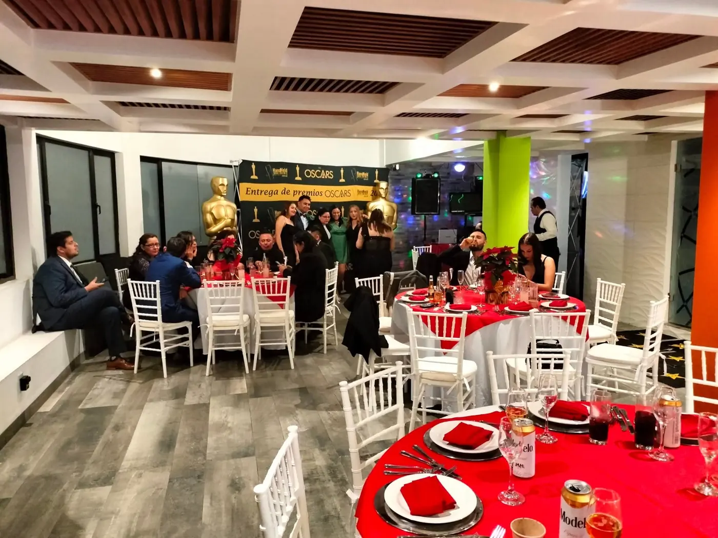 Comida de empresa con mesas redondas con mantel rojo
